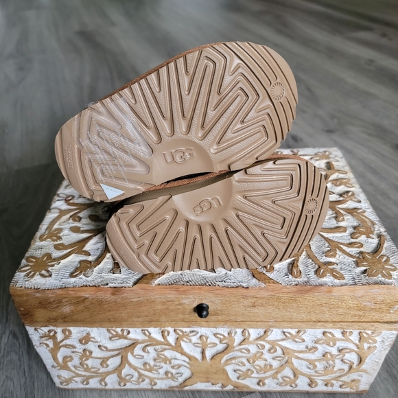 UGG Toddler Neumel Suede Boot - Picture 10 of 10